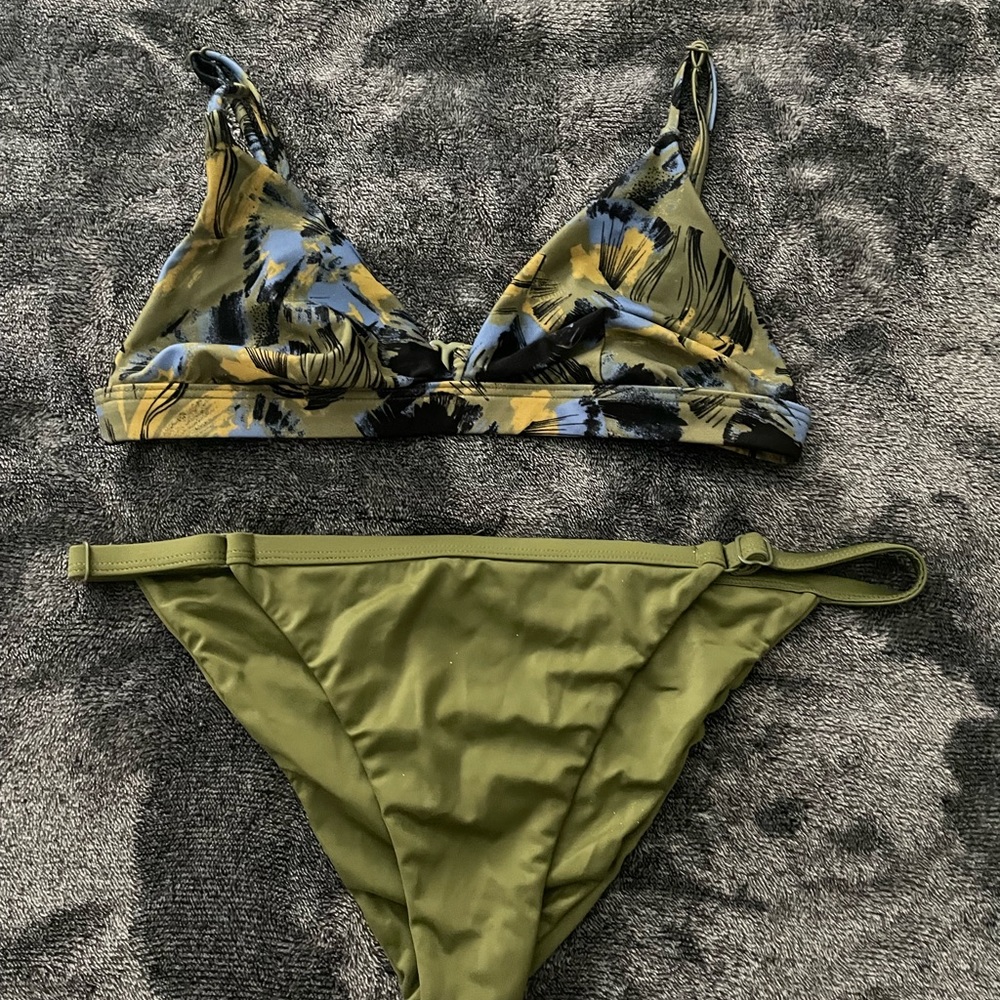 RVCA Bikini top only!!!
